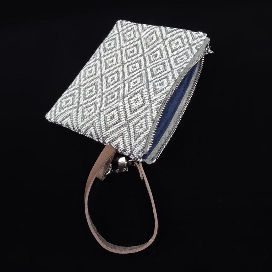 Clutch – außen grau-weiss, innen nachtblau