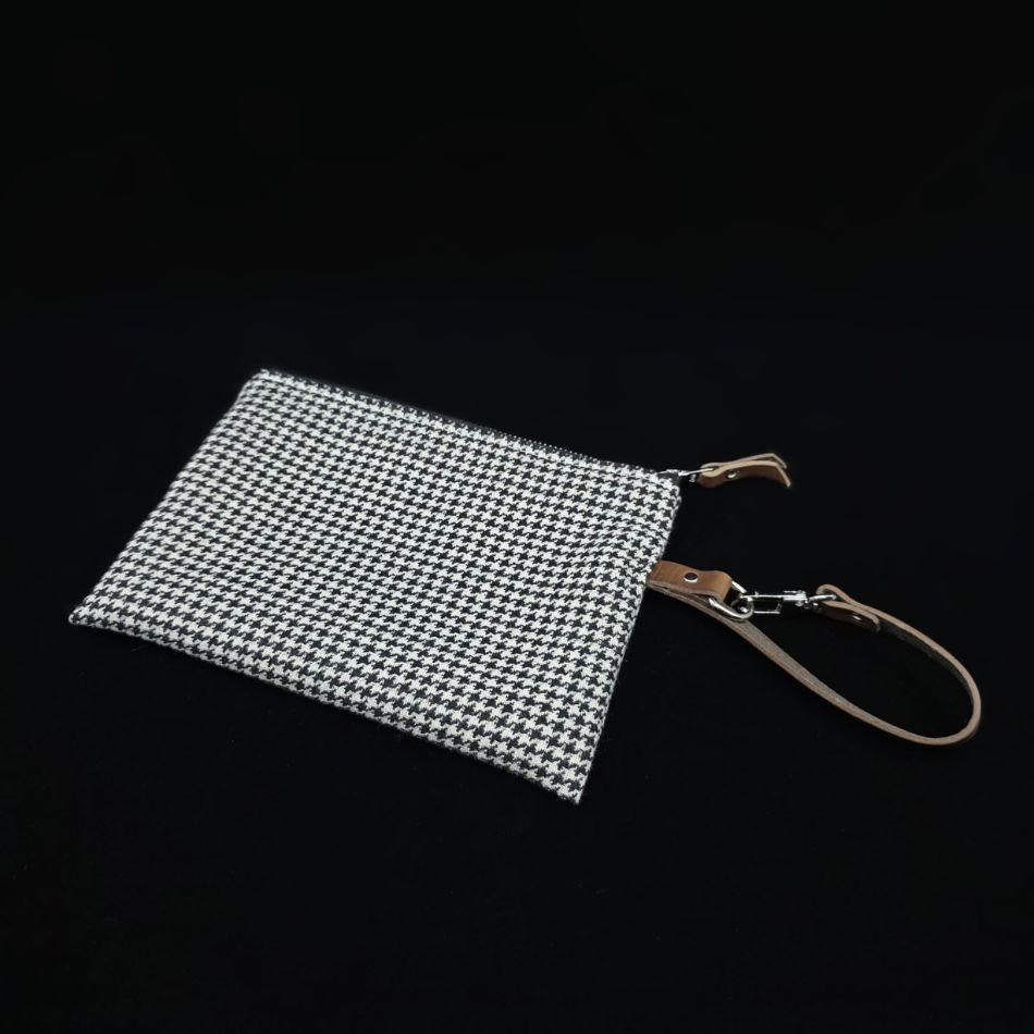 Clutch – außen Hahnenfussmuster, aussen schwarz-weiß, innen bordeaux