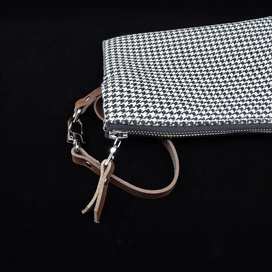 Clutch – außen Hahnenfussmuster, aussen schwarz-weiß, innen bordeaux