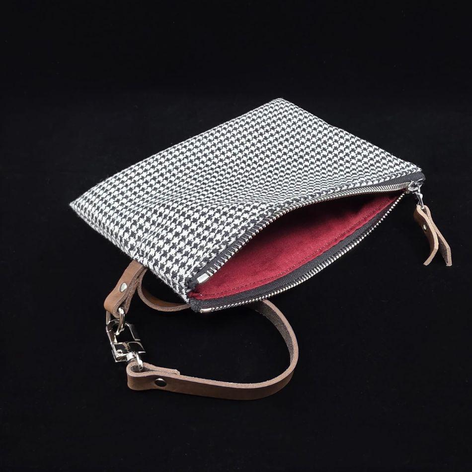 Clutch – außen Hahnenfussmuster, aussen schwarz-weiß, innen bordeaux