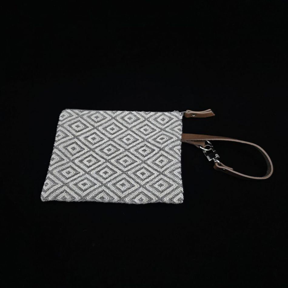 Clutch – außen grau-weiss, innen nachtblau