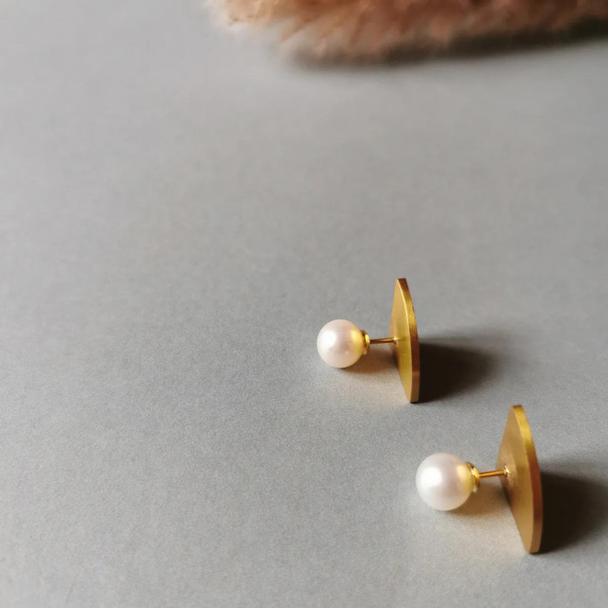 Ohrstecker Gold Quarter Circle, white shell pearl